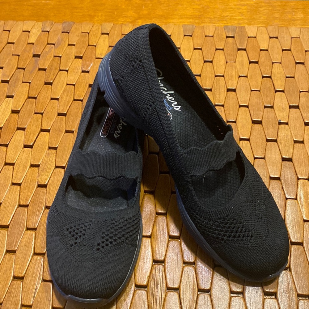 Skechers Women’s Mary Jane Slip-On Shoes. Air-Cooled Memory Foam Sz10